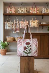 Hermosa Bolsa Grande de Algodón Acolchado con Estampado Floral Rojo Hecho a Mano en Jaipur para Mujeres y Compradoras de Boutiques - Product Image 2