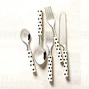 ชุดช้อนส้อมสแตนเลสคุณภาพสูง ดีไซน์พรีเมียม ขัดเงาอย่างดี ด้ามไม้ สไตล์โมเดิร์น - Product Image 2