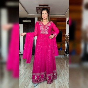 Ensemble de robe traditionnelle en georgette pure lourde, pent et dupatta, entièrement cousu, prêt à porter, broderie en micro-coton, mariage - Product Image 1