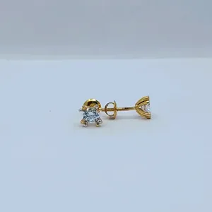 Boucles d'oreilles classiques en or 18 carats avec diamant rond taille brillant, sertissage solitaire élégant à quatre griffes pour femme, style minimaliste - Product Image 1