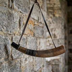 Corne de buffle naturelle polie écologique ILAHI avec sangles en cuir – Style religieux Feng Shui, Nouveauté Noël - Product Image 1