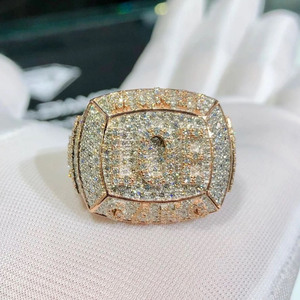 Anillo de Compromiso para Hombre de Plata de Ley 925 con Moissanita de Corte Redondo y Diamantes Engastados, Estilo Hip Hop, Joyería de Rapper con Diseño de Racimo - Product Image 1