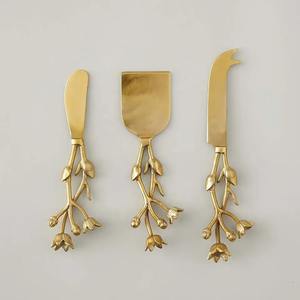 Juego de cuchillos para queso de metal en tonos cálidos, perfecto tanto para reuniones informales como para eventos de cena formales. - Product Image 1