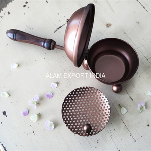 Brûleur d'encens en fonte au look élégant, noir rétro, finition artisanale et poignée en bois, parfait pour les accessoires de table - Product Image 3