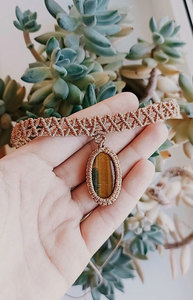 สร้อยคอแมคราเม่ทำมือประดับพลอยไทเกอร์อายทรงรีสีน้ำตาล สายสีเบจ สไตล์โบโฮ เครื่องประดับเพื่อสุขภาพ ขายส่ง - Product Image 4