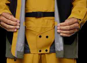 Vêtements d'extérieur pour hommes conçus pour les conditions météorologiques rigoureuses, offrant flexibilité, confort et protection contre les intempéries pendant le ski - Product Image 4