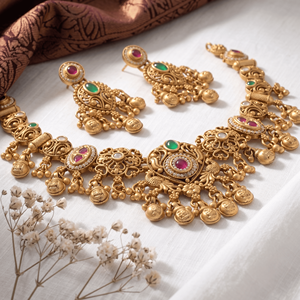 Parure de collier ras-du-cou tendance en chaîne torsadée plaqué or antique indien avec boucles d'oreilles assorties ornées de pierres rubis et émeraudes - Product Image 5
