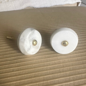 Bouton minimaliste en marbre blanc naturel avec centre en laiton |   Quincaillerie de luxe pour armoires et tiroirs de cuisine et de chambre - Product Image 1