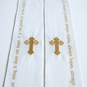 Étole en satin blanc brodée de fils d'or avec inscription biblique 1 Corinthiens 13, étole de clergé pour officiant de mariage chrétien et ministre - Product Image 2