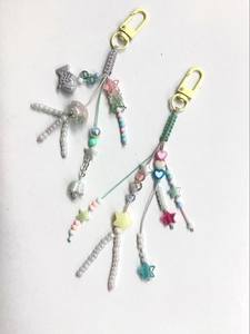 Porte-clés brodé artisanal perlé avec détails de perles complexes pour sacs, clés et les amateurs de mode - Product Image 5