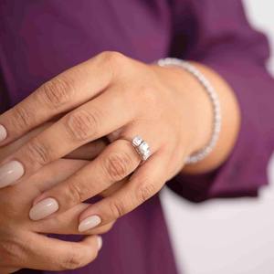 Anillo de Diamante Moissanita con Corte Esmeralda de Tres Piedras de la Mejor Calidad, Joyería Plateada Elegante Disponible al Mejor Precio desde India - Product Image 4