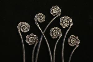 Ensemble de piquets de jardin modernes en métal avec boule décorative, supports décoratifs en fer pour plantes, pour pots de fleurs et allées de jardin - Product Image 2