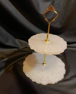 Support à gâteau en résine écologique 2 pièces avec instructions d'entretien compatibles lave-vaisselle - Product Image 1