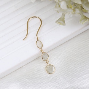 Boucles d'oreilles pendantes linéaires à trois pierres en or jaune massif 18 carats avec diamants naturels taille rose, sertis clos, Memoria Jewels, vente en gros - Product Image 4