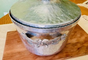 Enfriador de Hielo Plateado Martillado de Primera Calidad con Diseño Floral, Perfecto para Bodas, Bares, Reuniones Familiares y Noches de Cócteles, de la India - Product Image 3