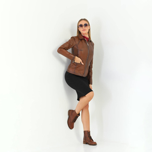 Veste en cuir moderne pour femme, boutonnée sur le devant, coupe classique, doublure douce, vêtement d'extérieur décontracté et tendance, fabrication OEM ODM sur mesure, vente en gros - Product Image 5