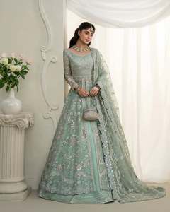 Robe de mariée élégante vert menthe brodée, coupe princesse, manches longues, col bateau, longueur ras du sol avec traîne. - Product Image 4