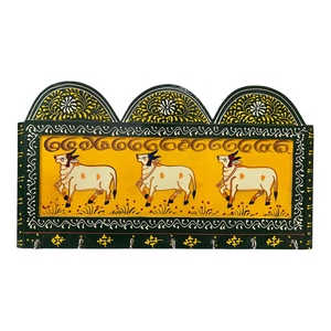 Porte-clés mural en bois peint à la main avec motif de vache - Product Image 2