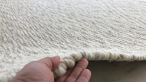 Prix d'usine Directement de l'usine, tapis écologique tissé à la main, à texture épaisse, fabriqué en laine naturelle non teinte, pour intérieurs de luxe - Product Image 4