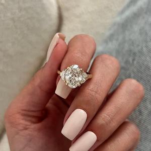 Bague de fiançailles à trois pierres en diamant ovale de 3 carats cultivé en laboratoire, diamants demi-lune, or 14 carats, certifiée IGI - Product Image 6
