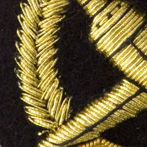 ตราสัญลักษณ์ปักมือจากโอมาน ทำจากลวดทองเหลือง พร้อมฐานผ้าสักหลาดสีทองและผ้าใบสีดำ ตราติดหมวกแบบกำหนดเองได้ ขนาด 5 ซม. แบบนูน - Product Image 5