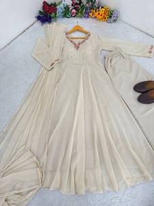 Meilleures ventes : Robe Anarkali personnalisable à col en V brodé, style fausse fourrure, pour fêtes, hiver et été, taille unique, collection de créateurs pour femmes - Product Image 6