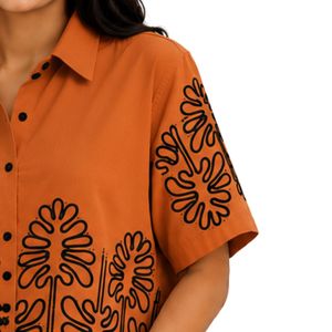 เสื้อเชิ้ตครอปสีส้มสนิมสำหรับผู้หญิง ปักลายดอกไม้สีดำ แขนสั้น สไตล์ลำลอง เสื้อผ้าฝ้ายสำหรับฤดูร้อน แฟชั่นดีไซเนอร์ - Product Image 4