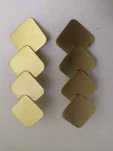 Pendientes Largos de Latón Personalizados – Pendientes Colgantes de Disco Triple Alargados en Oro Mate Hechos a Mano, Joyería Minimalista de Diseño, Venta al por Mayor - Product Image 3