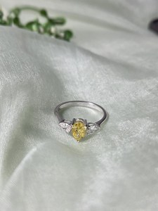 Anillo de Tres Piedras con Diamante Amarillo Corte Pera en Oro Blanco Sólido con Piedras Laterales de Diamante Blanco en Forma de Pera, Engaste Clásico con Puntas - Product Image 4