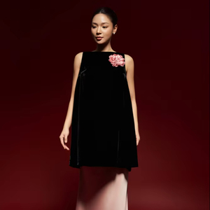 Robe courte en velours rayé pour femme, col bateau, respirante, coupe ample, manches classiques, style décontracté minimaliste, fabriquée au Vietnam - Product Image 1