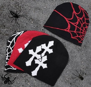 Gorro de punto personalizado de EE. UU. asequible, estilo urbano, para invierno, negro, rojo, con logo, aspecto premium, económico. - Product Image 4