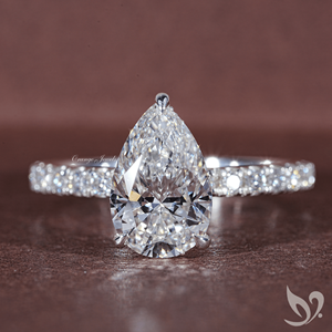 Anillo de Compromiso con Diamante Cultivado en Laboratorio, Corte Pera, 2CT, Certificado por IGI |   Anillo de oro macizo de 10 quilates con halo oculto - Product Image 1