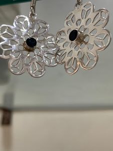 Pendientes colgantes clásicos de plata alemana con diseño floral al por mayor para mujer, joyería pequeña de moda de calidad para mujer - Product Image 4