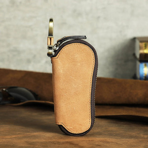 Porte-clés en cuir fait main, doté d'un savoir-faire élégant et d'un cuir pleine fleur durable, un porte-clés de qualité supérieure. - Product Image 3
