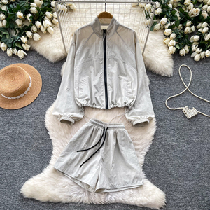 Conjunto deportivo coreano de otoño de 2 piezas para mujer, top y pantalones cortos ajustados con cintura elástica, trajes <span class=keywords><strong>deportivos</strong></span> al por mayor - Product Image 2