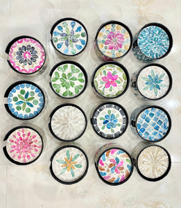 Posavasos redondos artesanales con incrustaciones de nácar, recipientes decorativos de mosaico de conchas con varios diseños de Vietnam - Product Image 1