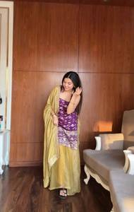 Ensemble ethnique pour femme en soie jacquard violette avec broderies et sequins, comprenant un haut et un pantalon palazzo jaune en soie froissée et une dupatta, idéal pour les fêtes. - Product Image 2