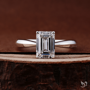 Bague de fiançailles élégante en or blanc 10 carats avec diamant de laboratoire taille émeraude de 2 carats, sertissage solitaire à tige cintrée - Product Image 1