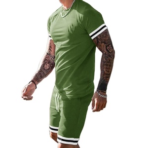 Conjunto de camisa y pantalones cortos de alto rango para hombre Diseño inusual y llamativo para la moda de verano - Product Image 2