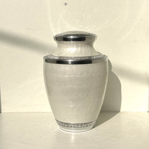 Venta al por mayor de urnas de cremación de color blanco perla para cenizas humanas con urnas de cremación de aluminio grabadas personalizadas para cenizas de adultos masculinos y femeninos - Product Image 1