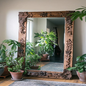 Miroir sur pied rustique surdimensionné entouré d'un cadre en bois épais, richement sculpté à la main avec des motifs floraux et de feuilles, en gros. - Product Image 1