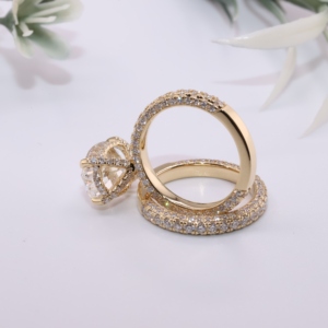 Anillo de compromiso de oro amarillo con diamante ovalado cultivado en laboratorio, halo oculto, pavé de varias filas y banda de boda a juego, joyería fina personalizada - Product Image 4