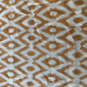 Tela de algodón estampada a mano – Estampado geométrico de diamantes color mostaza sobre base blanca - Product Image 2