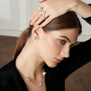Boucles d'oreilles clous en moissanite forme papillon AMBER JEWELS T-2825, en argent 925, sertissage à griffes, bijoux de mariage minimalistes unisexes - Product Image 4