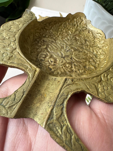 ที่เขี่ยบุหรี่ทองเหลืองโบราณ ลายดอกไม้ประดับตกแต่งสไตล์กลางศตวรรษ พร้อมผิวสัมผัสแบบพาติน่า - Product Image 2