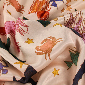 Tela de Viscosa y Rayón Ligera, Ecológica y Orgánica con Estampado Floral Geométrico Abstracto en Tono Azul Marino para Abrigo Tipo Gabardina, Informal para Niñas/Mujeres - Product Image 3