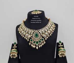 Ensemble de bijoux de mariée Kundan vert 12558 plaqué or, collier et boucles d'oreilles avec imitation perle et pierre doublette, pour mariage et fêtes. - Product Image 1