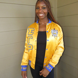 Chaqueta Varsity Dorada para Mujer con Ribete Azul, Cierre de Botones a Presión, Escudo Bordado, Letras Gráficas, Ropa Deportiva Informal - Product Image 1