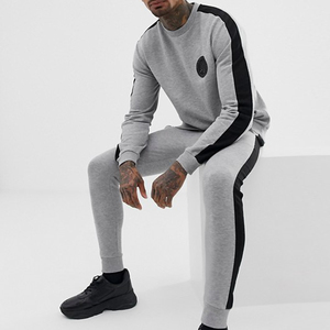 Pantalones Deportivos Grises para Hombre con Rayas Laterales Negras, Cintura con Cordón Ajustable, Corte Casual, Largos, Color Sólido - Product Image 1