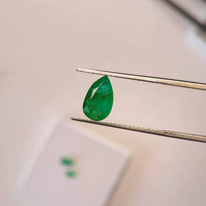 มรกตธรรมชาติจากแซมเบีย รูปทรงลูกแพร์ 3 เม็ด น้ำหนัก 3.57 กะรัต คุณภาพดี สีเขียวสวยงาม เงางาม ขัดเงาอย่างสมบูรณ์แบบ เหมาะสำหรับทำเครื่องประดับ - Product Image 5